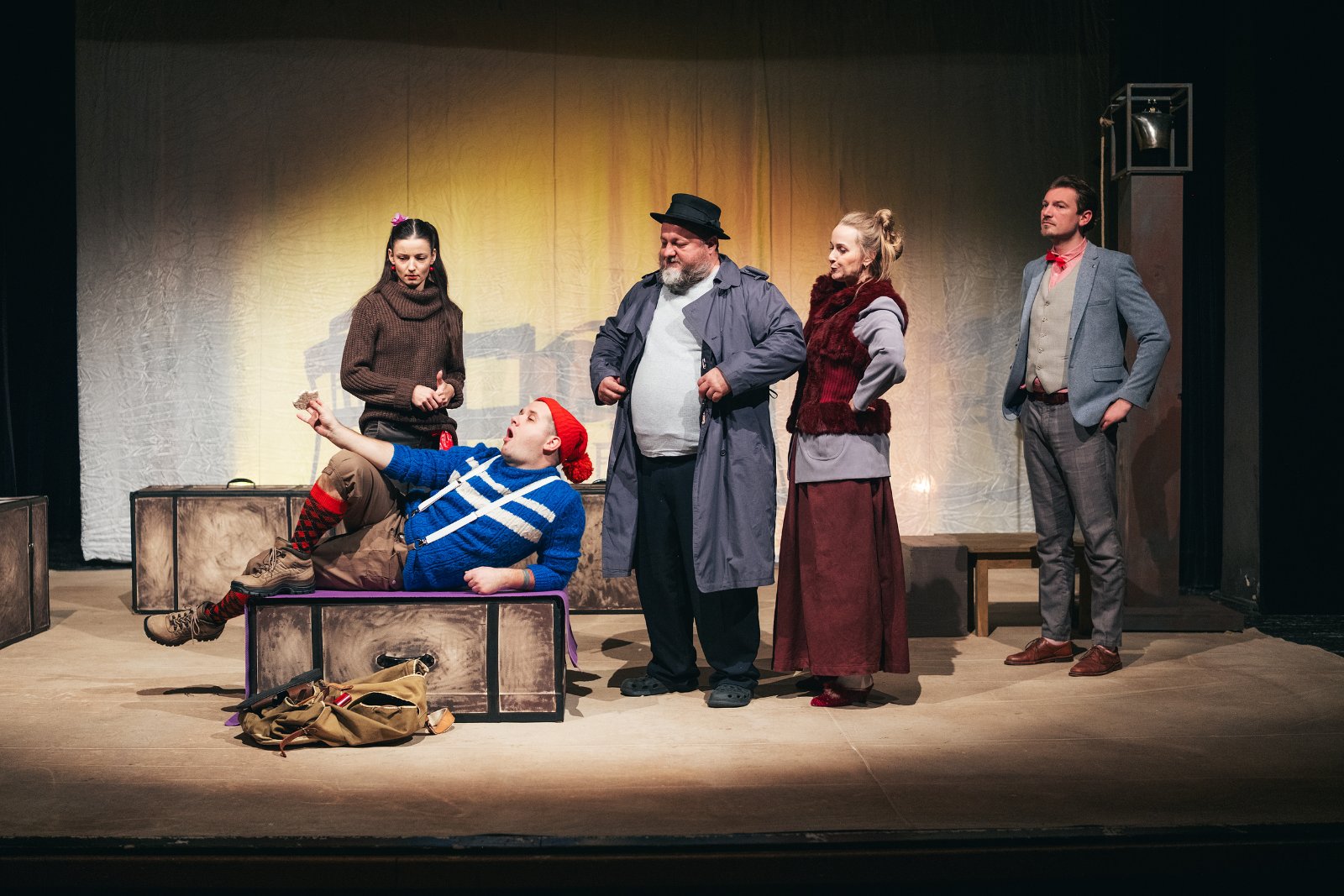 Učiteľ v podaní činohercov DAD (zľava) Iveta Fejková Fedorová, Martin Oravec, Jozef Pantlikáš, Zuzana Kovalčíková a Vladimír Roháč.