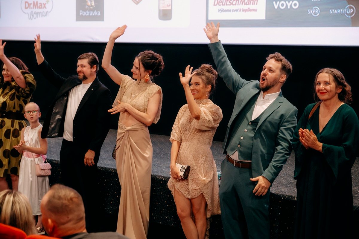Tvorcovia a herecké obsadenie filmu Kavej 2 počas slávnostnej premiéry v bratislavskom Bory Mall.