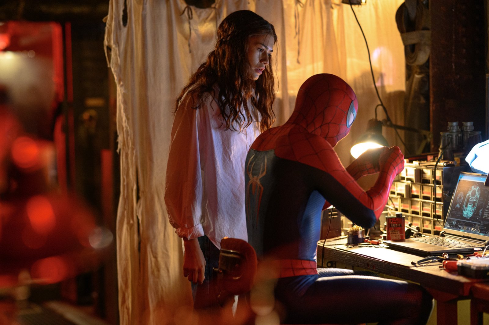 Peter Parker pokračuje v boji proti zločinu vo svete, ktorý naňho zabudol.