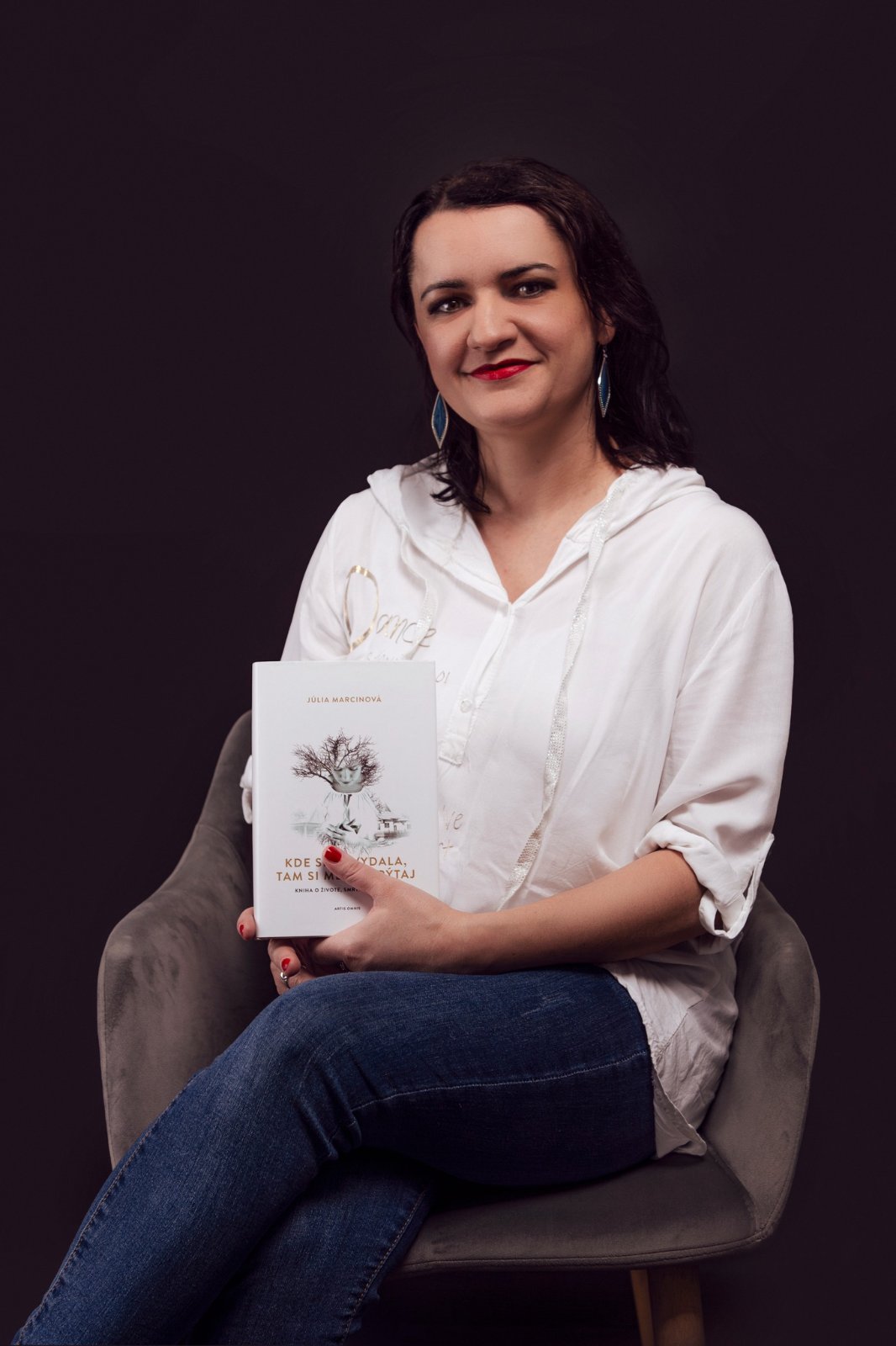 Spisovateľka a etnologička Júlia Marcinová so svojím románom Kde si sa vydala, tam si mlieko pýtaj.Foto: Jana Kollárová