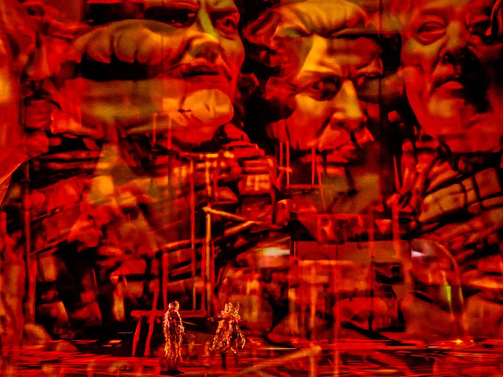 Scéna z opery Siegfried v projekte Ring 10010110 – Vom Mythos zum Code na Bayreuthských slávnostiach 2026. Foto: Enrico Nawrath / Bayreuther Festspiele