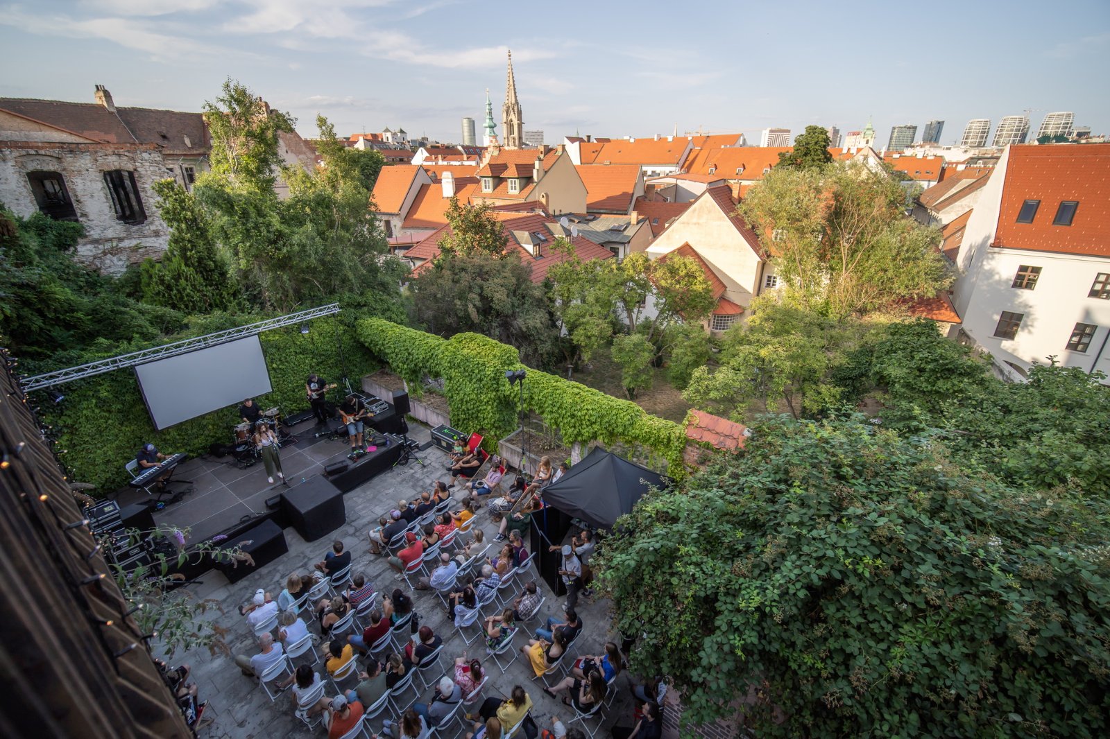 Letné kultúrne podujatia BKIS patria počas prázdnin k pravidelnému programu v uliciach a verejných priestoroch Bratislavy / Foto: Adam Kováč