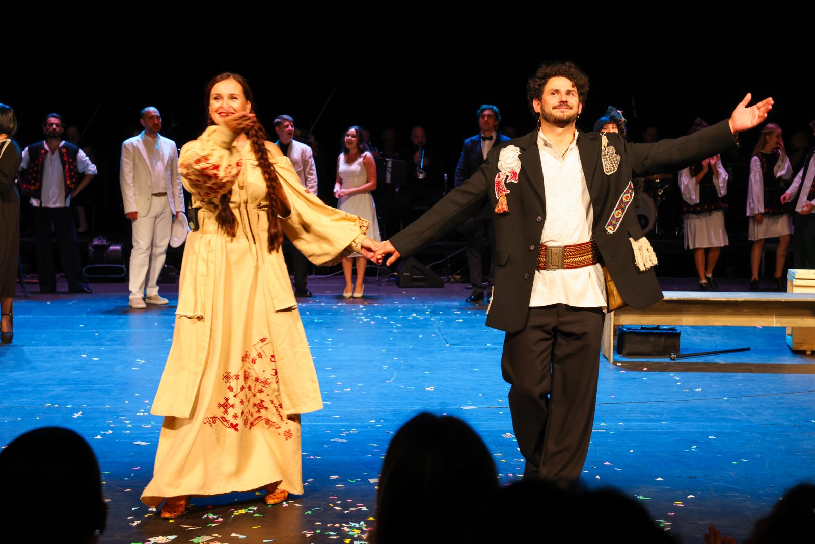 Záver predstavenia Huculka Kseňa na javisku Činohry SND. Hosťovanie ukrajinského súboru spojilo hudbu, tanec, folklórne tradície a silnú odozvu publika.