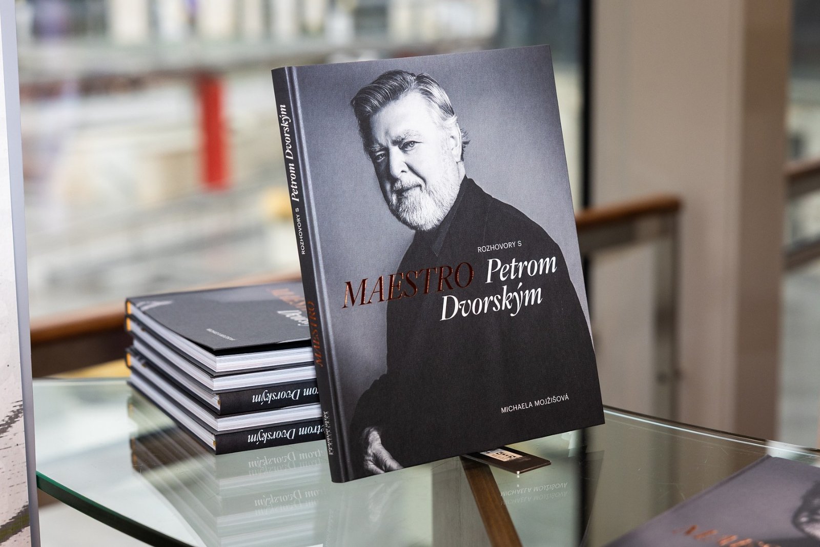 Publikácia MAESTRO. Rozhovory s Petrom Dvorským od Michaely Mojžišovej / Zdroj: Divadelný ústav