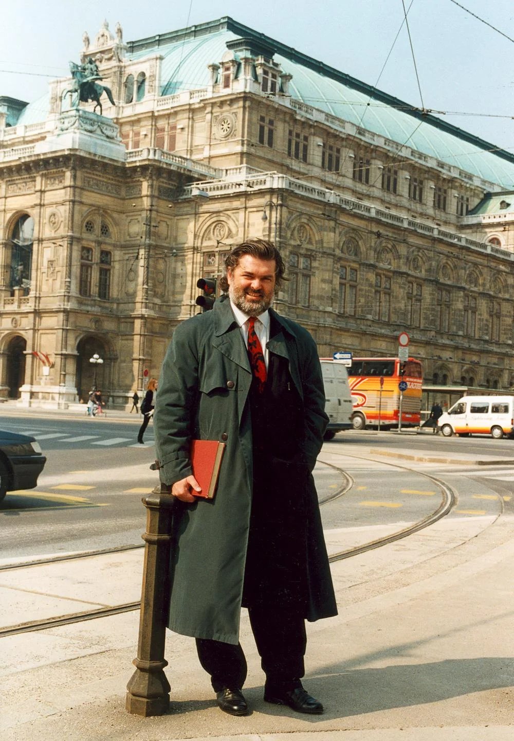 Peter Dvorský pred Viedenskou štátnou operou. Zdroj: Osobný archív Petra Dvorského.